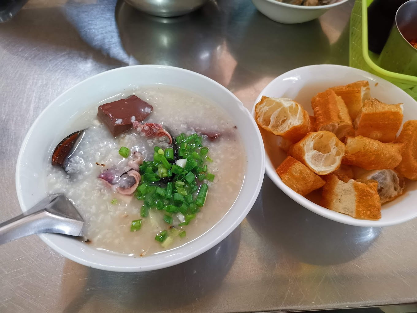 Gợi ý 7 quán cháo mực ngon ở Sài Gòn để sưởi ấm chiếc bụng đói vào những ngày mưa
